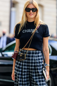 chanel t-shirt, chanel total look, chanel pants, chanel bag, black t-shirt, black top, black pants, cropped top, strassed top, strassed pants, checked pants, grey pants, high waist pants, crossbody bag, black leather bag, quilted bag, multi bag, mini bag, golden chain strap bag, chain strap bag, black sunglasses, celine sunglasses, letter printed t-shirt, letter printed top, letter embroidered top, letter embroidered t-shirt, camille charriere, fashion week, frenchystyle, FW, jonathan paciullo, street style, PFW, PARIS, AUTUMN WINTER 2021-2022, FALL WINTER 2021-2022, FW 21-22, vertical, atmosphere details, detail