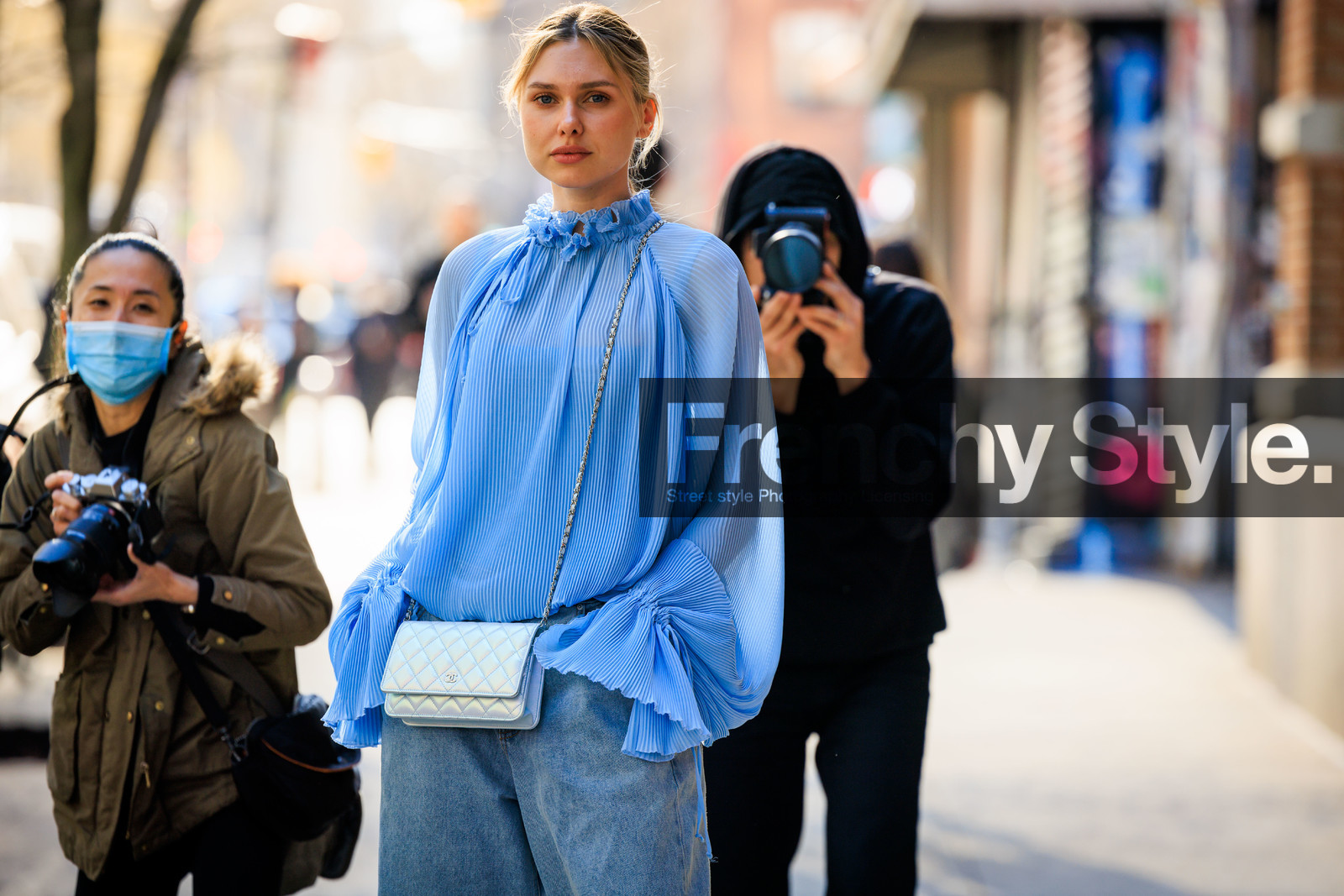 silver chanel wallet on chain, blue pastel, ruffle blouse, pastel blue ruffles shirt, baggy jeans, fashion week, frenchystyle, FW, jonathan paciullo, street style, NYFW, NEW YORK, AUTUMN WINTER 2022-2023, FALL WINTER 2022_2023, FW 22-23, atmosphere details, horizontal