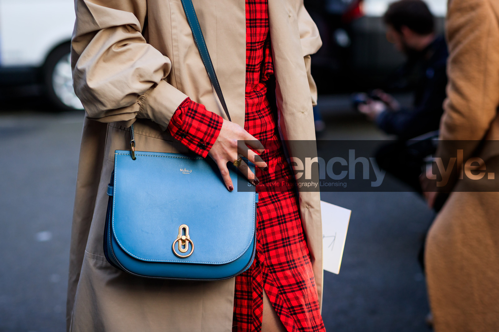 beige coat, blue bag, checked dress, graphic dress, leather bag, mulberry, plaid, printed dress, red dress, shirt dress, fashion week, frenchystyle, FW, jonathan paciullo, street style, LFW, LONDON, AUTUMN WINTER 2018-2019, AW 18-19, FALL WINTER 2018-2019, FW 18-19, horizontal, atmosphere details, detail