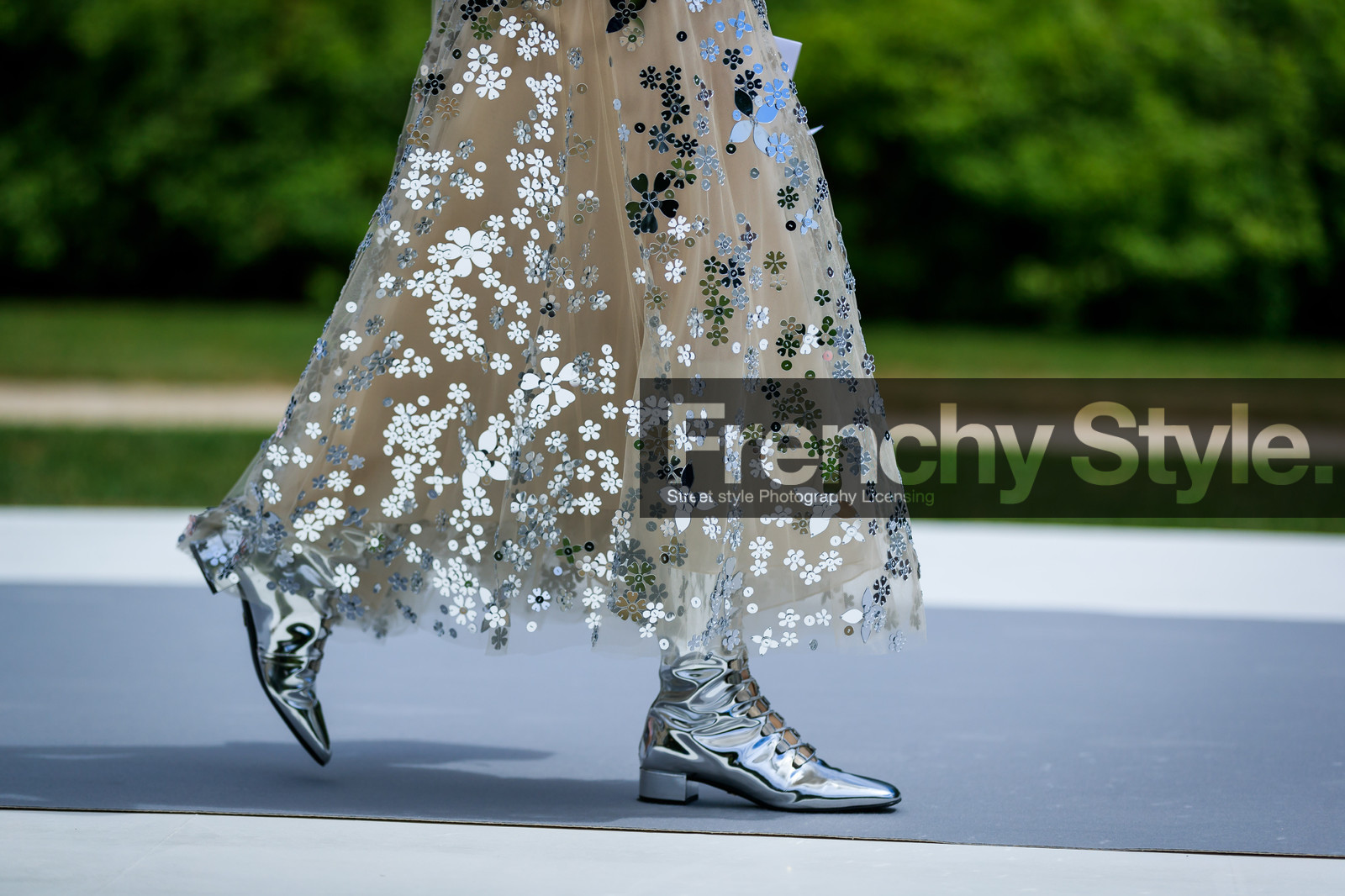 christian dior, embroideries, floral, flowers, graphic dress, graphic skirt, leather shoes, printed dress, printed skirt, shiny shoes, silver shoes, fashion week, frenchystyle, FW, jonathan paciullo, street style, PFW, PARIS, horizontal, atmosphere details, detail, AUTUMN WINTER 2018-2019, FALL WINTER 2018-2019, FW 18-19