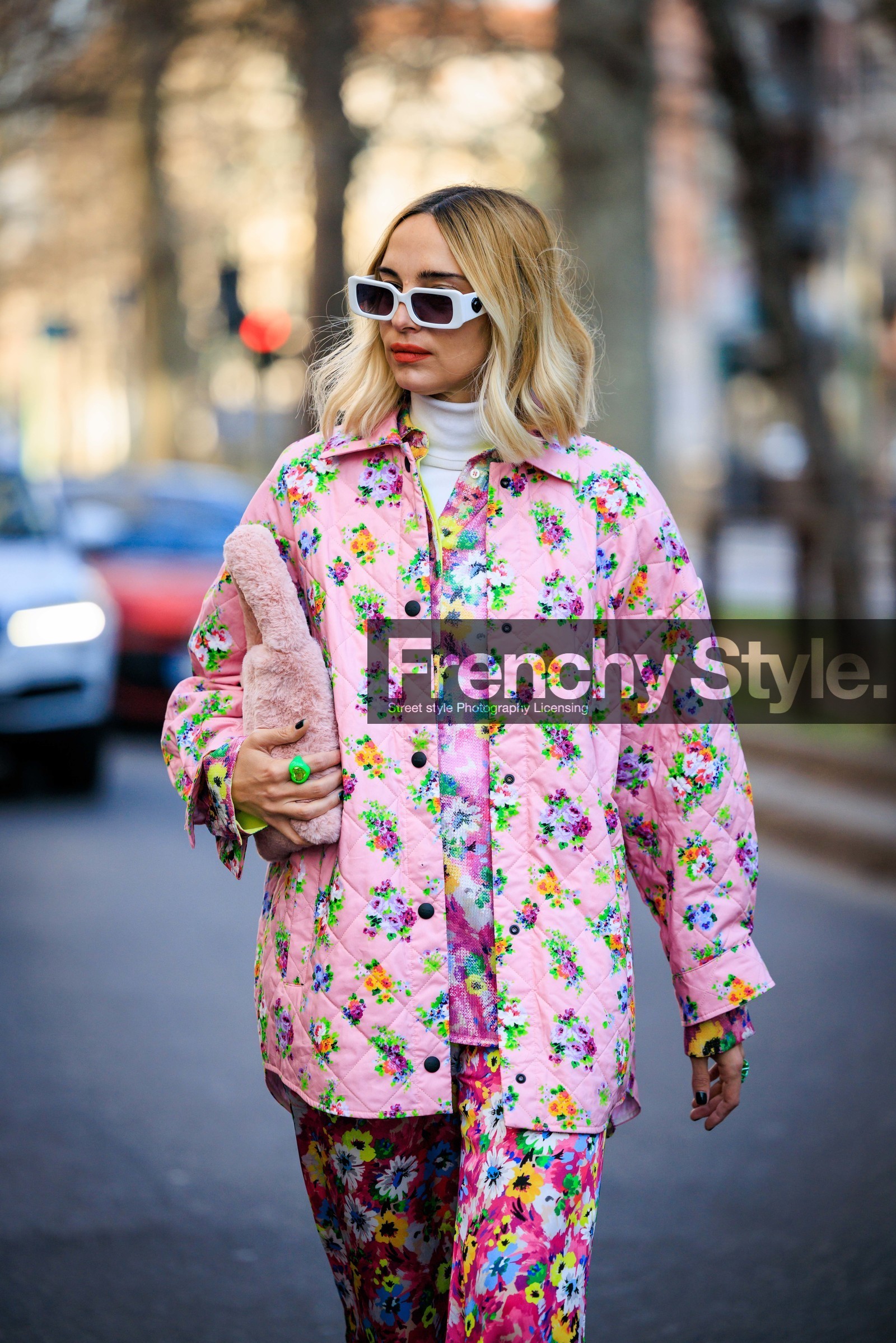 white sunglasses, pink jacket, pink pants, flowered suit, pink bag, furry bag, fluffy bag, white turtleneck, multicolor jacket, multicolor pants, green ring, fashion week, frenchystyle, FW, jonathan paciullo, street style, vertical, atmosphere details, detail