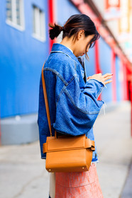 atmosphere details, blue denim, camel bag, denim jacket, detail, fashion week, frenchystyle, FW, iphone, jonathan paciullo, leather bag, NEW YORK, NYFW, pink skirt, SPRING SUMMER 2018, SS 18, street style, tote bag, vertical