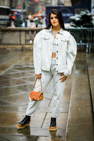 full denim look, full look, full white look, white denim, white jacket, white top, white pants, combat boots, black boots, mini handbag, leather bag, orange bag, Sofia Black D'Elia, fashion week, frenchystyle, FW, jonathan paciullo, street style, NYFW, NEW YORK, AUTUMN WINTER 2022-2023, FALL WINTER 2022_2023, FW 22-23, vertical, full length