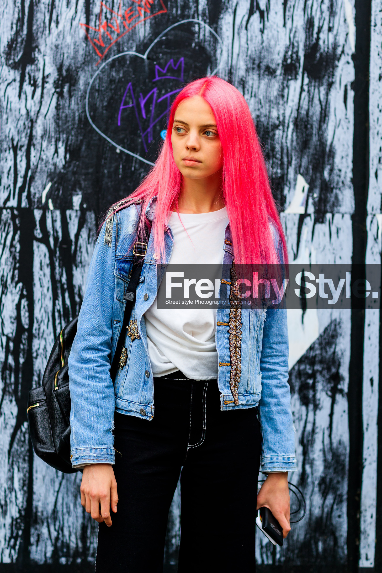 backpack, black bag, black pants, dyed hair, leather bag, model, pink hair, trousers, white t shirt, fashion week, frenchystyle, FW, jonathan paciullo, street style, LFW, LONDON, SPRING SUMMER 2019, SS 19, vertical, detail, atmosphere details
