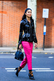 black bag, black jacket, black shoes, caroline issa, high heels, leather bag, leather jacket, leather shoes, louis vuitton, pink pants, trousers, vinyl, fashion week, frenchystyle, FW, jonathan paciullo, street style, LFW, LONDON, SPRING SUMMER 2019, SS 19, vertical, full length