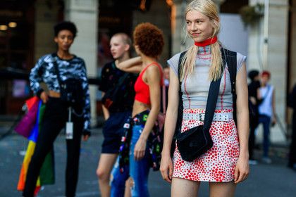 black bag, graphic skirt, grey top, leather bag, printed skirt, red skirt, suede bag, white belt, fashion week, frenchystyle, FW, jonathan paciullo, street style, PFW, PARIS, atmosphere details, horizontal, detail, model, AUTUMN WINTER 2018-2019, FALL WINTER 2018-2019, FW 18-19