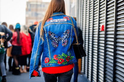 atmosphere details, AUTUMN WINTER 2017-2018, AW 17-18, back detail, black bag, blue denim, denim jacket, detail, embroidered jacket, FALL WINTER 2017-2018, fashion week, floral, flower, frenchystyle, FW, FW 17-18, gucci, horizontal, jonathan paciullo, leather bag, MFW, MILAN, street style, studs, trousers