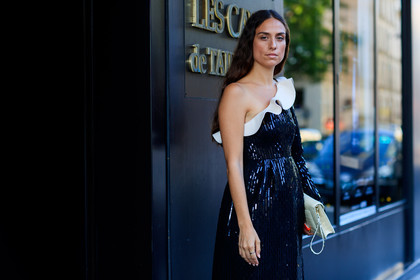 black and white, black dress, glitter, graphic dress, leather bag, one shoulder, printed dress, ruffles, sequined dress, shiny dress, valentino, white bag, PFW, fashion week, frenchystyle, FW, jonathan paciullo, street style, PARIS, horizontal, atmosphere details, detail, AUTUMN WINTER 2018-2019, FALL WINTER 2018-2019, FW 18-19, erika boldrin