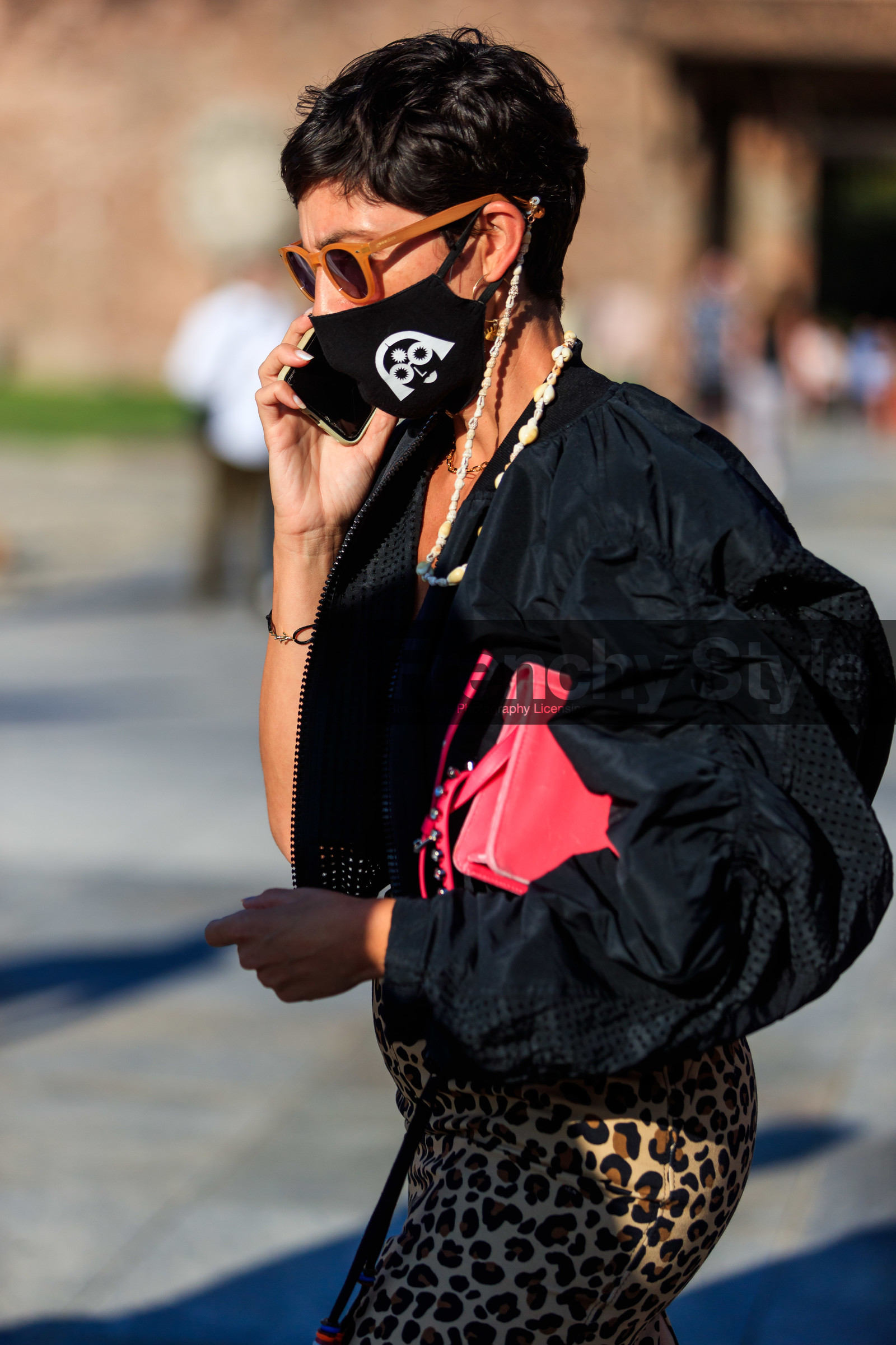 black bombers, ruffle bombers, pink leather bag, leopard printed pants, openwork bombers, eva geraldine fontanelli, fashion week, frenchystyle, FW, jonathan paciullo, street style, MFW, MILAN, SPRING SUMMER 2021, SS 21, vertical, detail
