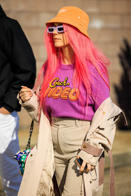 paco rabbane printed top, prink tshirt, orange bucket hat, purple sunglasses, bublegum girl style, beige pants, high waist pants, groovy sunglasses, pink hair, beige trench, Other Keywords|paco rabbane printed top, Other Keywords|beige pants, Other Keywords|high waist pants, Other Keywords|groovy sunglasses, Other Keywords|beig trench, fashion week, frenchystyle, FW, jonathan paciullo, street style, NYFW, NEW YORK, AUTUMN WINTER 2022-2023, FALL WINTER 2022_2023, FW 22-23, vertical, atmosphere details