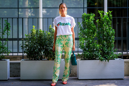 embroidered pants, glitter, graphic pants, green bag, green pants, leather bag, leather shoes, necklace, orange shoes, printed pants, printed t shirt, sequined pants, sunglasses, trousers, white t shirt, fashion week, frenchystyle, FW, jonathan paciullo, street style, PFW, PARIS, horizontal, atmosphere details, full length, AUTUMN WINTER 2018-2019, FALL WINTER 2018-2019, FW 18-19, helena bordon