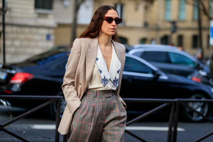erika boldrin, light beige jacket, white shirt, checked pants, grey pants, red pants, plaid pants, high waist pants, low necked shirt, floral embroidered shirt, floral embroidered collar, red sunglasses, butterfly sunglasses, bottega veneta sunglasses, miu miu look, miu miu pants, miu miu shirt, golden earrings, hoop earrings, fashion week, frenchystyle, FW, jonathan paciullo, street style, PFW, PARIS, horizontal, atmosphere details, detail