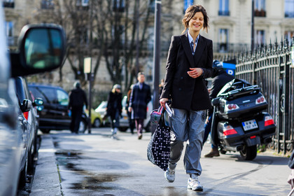 atmosphere details, AUTUMN WINTER 2016-2017, AW 16-17, black bag, black jacket, blazer, FALL WINTER 2016-2017, fashion week, frenchystyle, full length, FW, FW 16-17, grey pants, grey sneakers, horizontal, jonathan paciullo, PARIS, PFW, printed bag, street style, tote bag, trousers