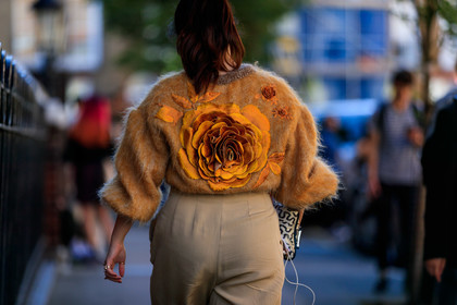 back details, embroidered pull, mohair pull, orange pull, lurex pull, lurex details, flower embroidered pull, fashion week, frenchystyle, FW, jonathan paciullo, street style, atmosphere details, horizontal, detail