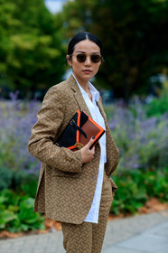 yoyo cao, burberry total look, burberry jacket, burberry pants, burberry bag, monogrammed jacket, monogrammed pants, logo all over, white shirt, beige jacket, beige pants, black leather bag, orange leather bag, burgundy leather bag, aviator sunglasses, metalic frame sunglasses, long shirt, beige suits, fashion week, frenchystyle, FW, jonathan paciullo, street style, vertical, detail, atmosphere details