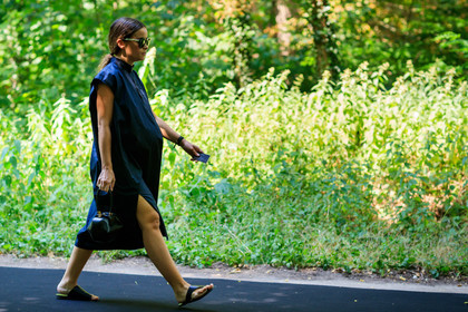 atmosphere details, black bag, black dress, black sandals, fashion week, frenchystyle, full length, FW, horizontal, jonathan paciullo, leather bag, leather shoes, MENSWEAR, mira duma, miroslava duma, PARIS, PFW, SPRING SUMMER 2018, SS 18, street style, sunglasses, tone on tone, total look black
