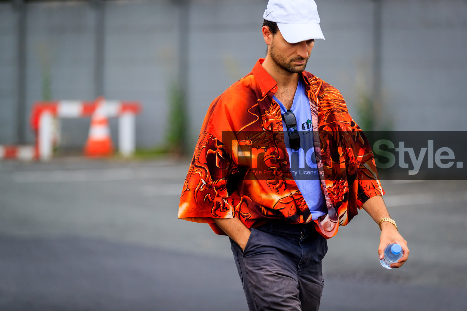 blue t shirt, grey pants, printed shirt, red shirt, trousers, vêtements, white cap, fashion week, frenchystyle, FW, jonathan paciullo, street style, PFW, PARIS, atmosphere details, horizontal, detail, AUTUMN WINTER 2018-2019, FALL WINTER 2018-2019, FW 18-19