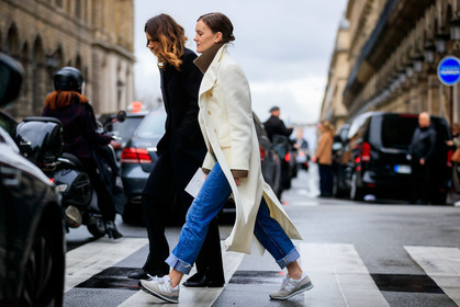 jo ellison, white coat, beige pullover, light beige suede sneakers, beige suede sneakers, new balance sneakers, turtleneck pullover, blue jeans, cropped jeans, denim, fashion week, frenchystyle, FW, jonathan paciullo, street style, PFW, PARIS, horizontal, atmosphere details, full length
