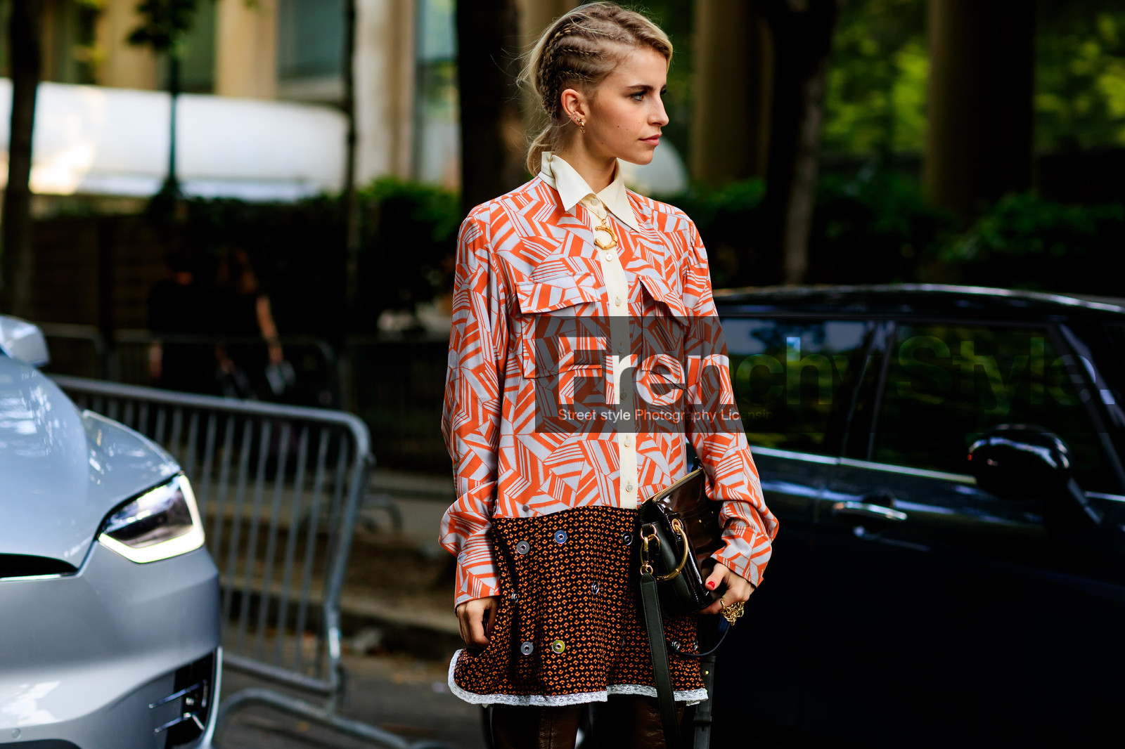 braids, chloé, graphic dress, green bag, leather bag, orange dress, printed dress, fashion week, frenchystyle, FW, jonathan paciullo, street style, PFW, PARIS, horizontal, atmosphere details, detail, AUTUMN WINTER 2018-2019, FALL WINTER 2018-2019, FW 18-19, caro daur