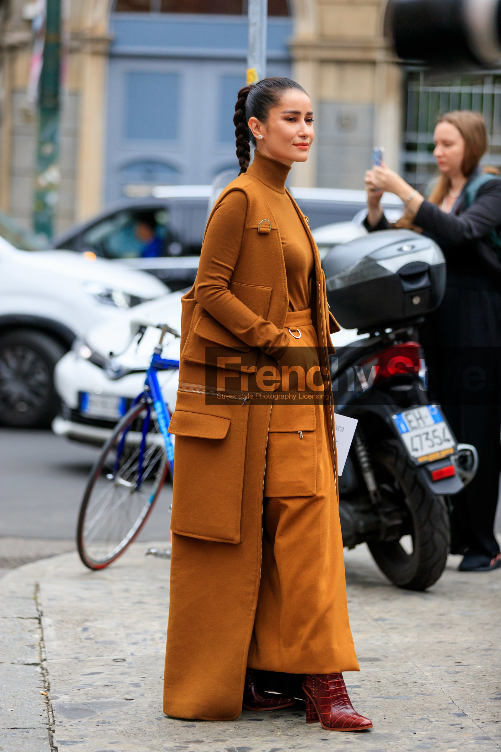 camel total look, camel jacket, camel pants, camel top, long jacket, sleeveless jacket, multi pocket jacket, multi pocket pants, turtleneck top, loose pants, max mara boots, max mara jacket, max mara look, max mara top, max mara pants, brown leather boots, animal skin boots, safari jacket, fashion week, frenchystyle, FW, jonathan paciullo, street style, MFW, MILAN, SPRING SUMMER 2020, SS 20