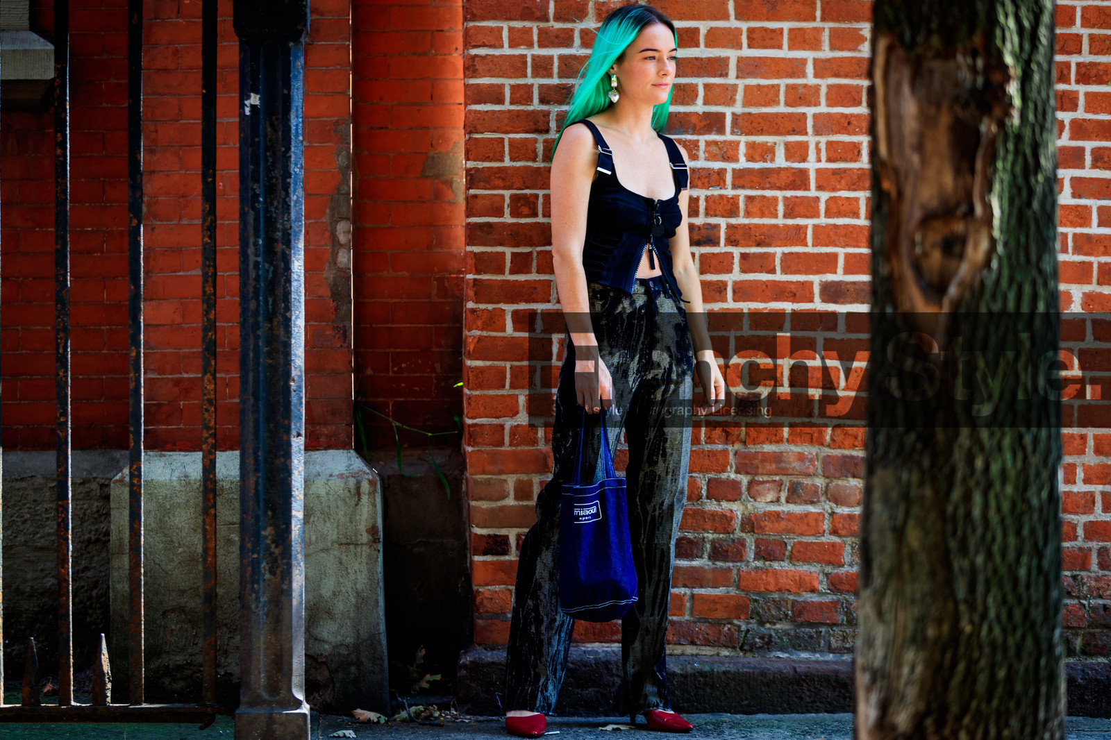 black bag, black top, blue bag, dyed hair, graphic pants, green hair, high heels, leather bag, leather shoes, printed pants, red shoes, tie & die, tote bag, trousers, fashion week, frenchystyle, FW, jonathan paciullo, street style, NYFW, NEW YORK, SPRING SUMMER 2019, SS 19, atmosphere details, horizontal, full length