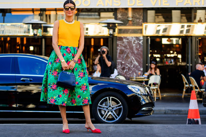 embroideries, floral, flowers, graphic skirt, green skirt, high heels, leather shoes, necklace, orange sweater, printed skirt, red shoes, sleeveless, sunglasses, PFW, fashion week, frenchystyle, FW, jonathan paciullo, street style, PARIS, horizontal, atmosphere details, full length, AUTUMN WINTER 2018-2019, FALL WINTER 2018-2019, FW 18-19, giovanna battaglia