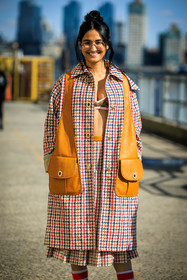 yellow veste, leather sleeveless veste, plaid multicolor jacket, red and blue jacket, printed jacket, glasses, hair bow, fashion week, frenchystyle, FW, jonathan paciullo, street style, NYFW, NEW YORK, AUTUMN WINTER 2022-2023, FALL WINTER 2022_2023, FW 22-23, vertical, atmosphere details