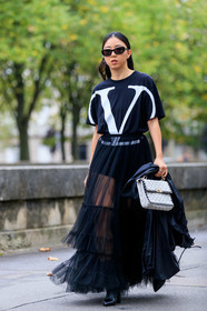 yuyu zhangzou, yuwei zhangzou, valentino bag, valentino t-shirt, valentino skirt, valentino look, saint laurent sunglasses, black t-shirt, black total look, black skirt, black sunglasses, black leather boots, plumetis skirt, long skirt, sheer skirt, ruffle skirt, white leather bag, studs details bag, PARIS, PFW, SPRING SUMMER 2020, SS 20, fashion week, frenchystyle, FW, jonathan paciullo, street style, vertical, full length