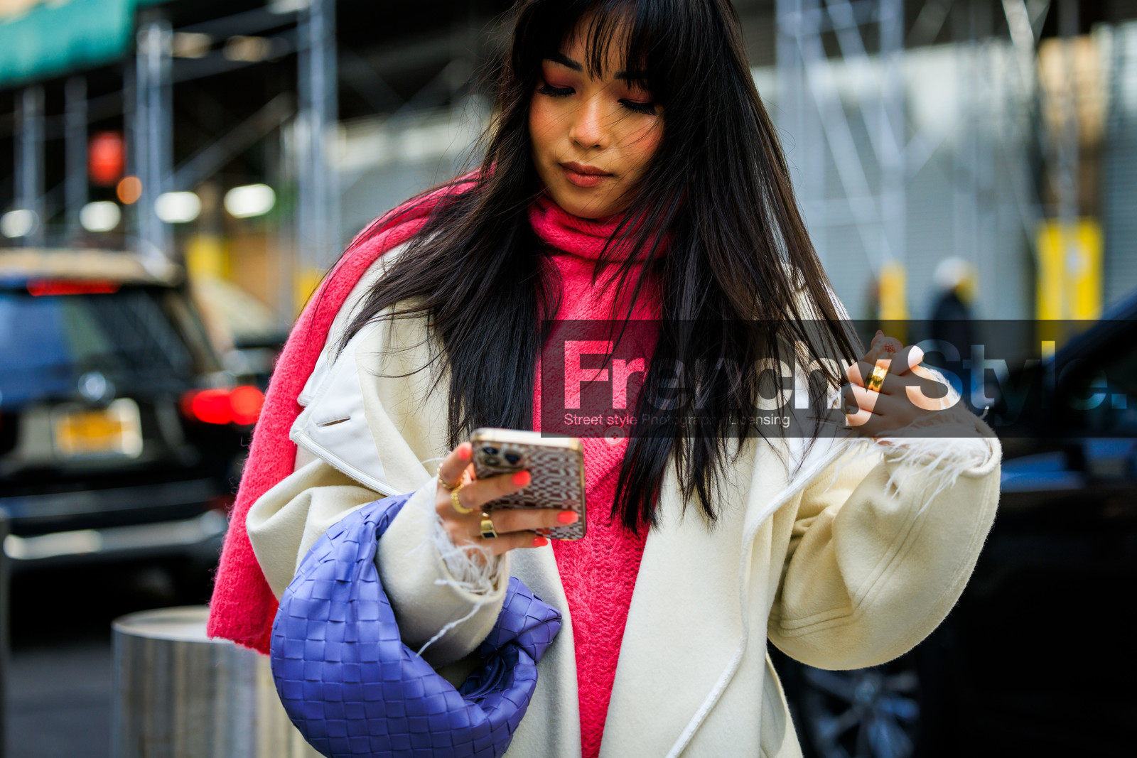 fuscia knitted top, purple mini bottega bag, white coat, details, iphone, fluo orange nails, fashion week, frenchystyle, FW, jonathan paciullo, street style, NYFW, NEW YORK, AUTUMN WINTER 2022-2023, FALL WINTER 2022_2023, FW 22-23, atmosphere details, horizontal
