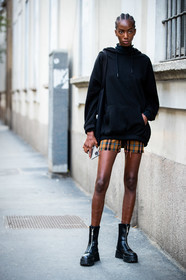black hoodie, black leather boots, checked shorts, camel shorts, beige shorts, used shorts, zipped boots, flat boots, big sole boots, street style, jonathan paciullo, FW, frenchystyle, fashion week, MFW, MILAN, SPRING SUMMER 2021, SS 21, vertical, full length, model