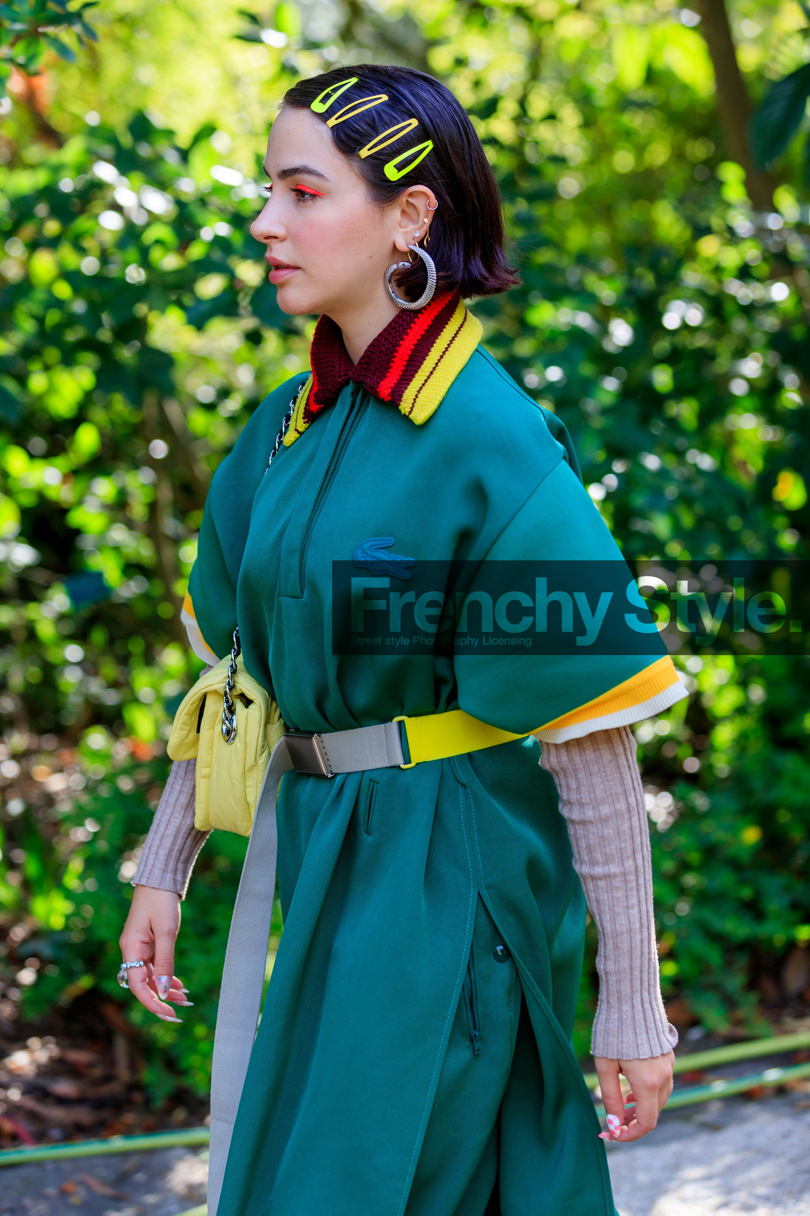 sportswear, sportswear dress, green dress, long dress, polo collar dress, short sleeves dress, belted dress, hair clip, lacoste dress, lacoste total look, beige belt, technical fabric dress, red eyeliner, make up, make up details, eye make up, close up detail, PARIS, PFW, SPRING SUMMER 2020, SS 20, fashion week, frenchystyle, FW, jonathan paciullo, street style, vertical, atmosphere details, detail