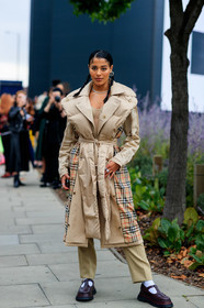 burberry jacket, burberry trench coat, burberry total look, burberry shoes, beige trench coat, checked trench coat, quilted coat, hoop earrings, strassed earrings, strassed necklace, brown leather shoes, big sole shoes, fashion week, frenchystyle, FW, jonathan paciullo, street style, vertical, full length