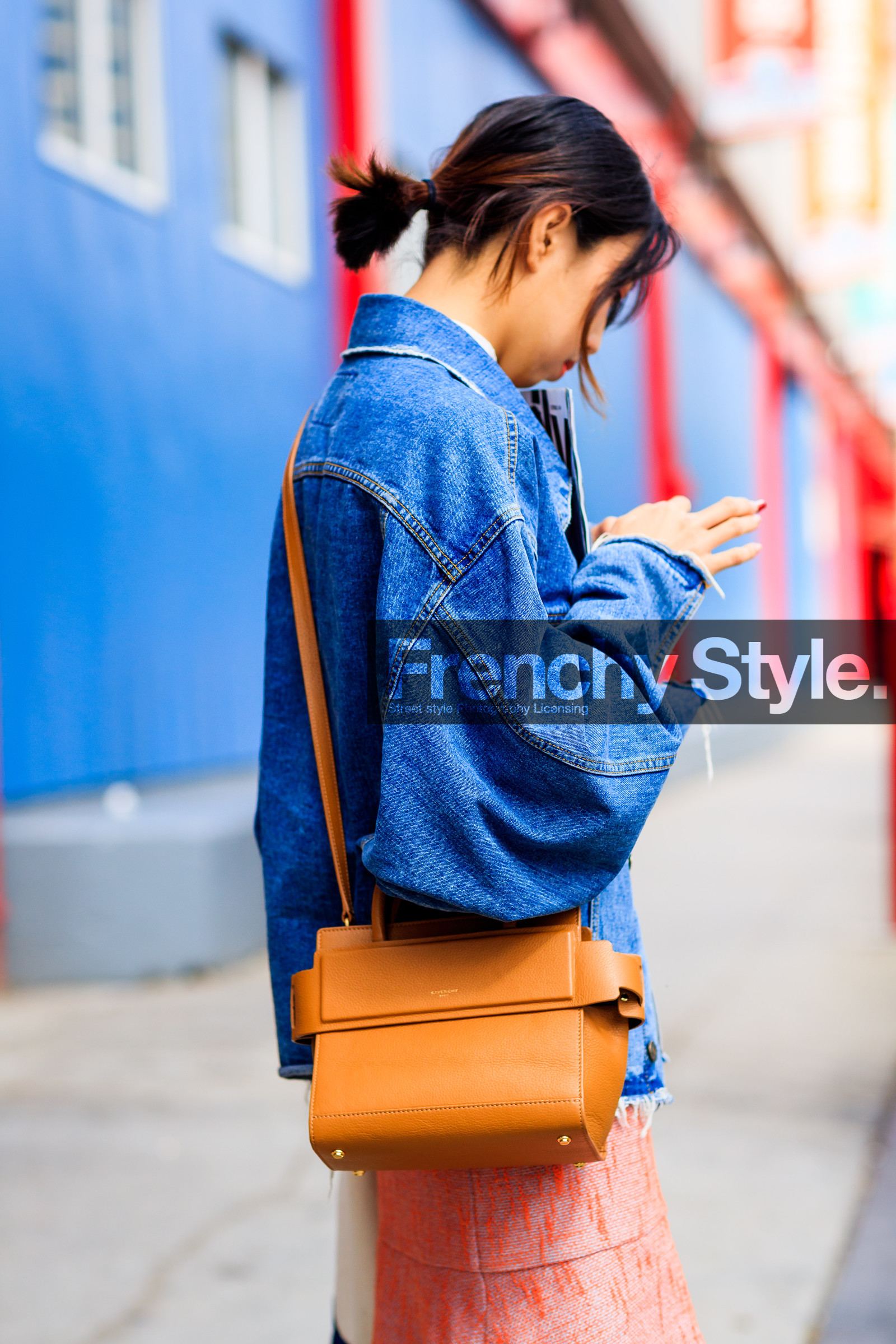 atmosphere details, blue denim, camel bag, denim jacket, detail, fashion week, frenchystyle, FW, iphone, jonathan paciullo, leather bag, NEW YORK, NYFW, pink skirt, SPRING SUMMER 2018, SS 18, street style, tote bag, vertical