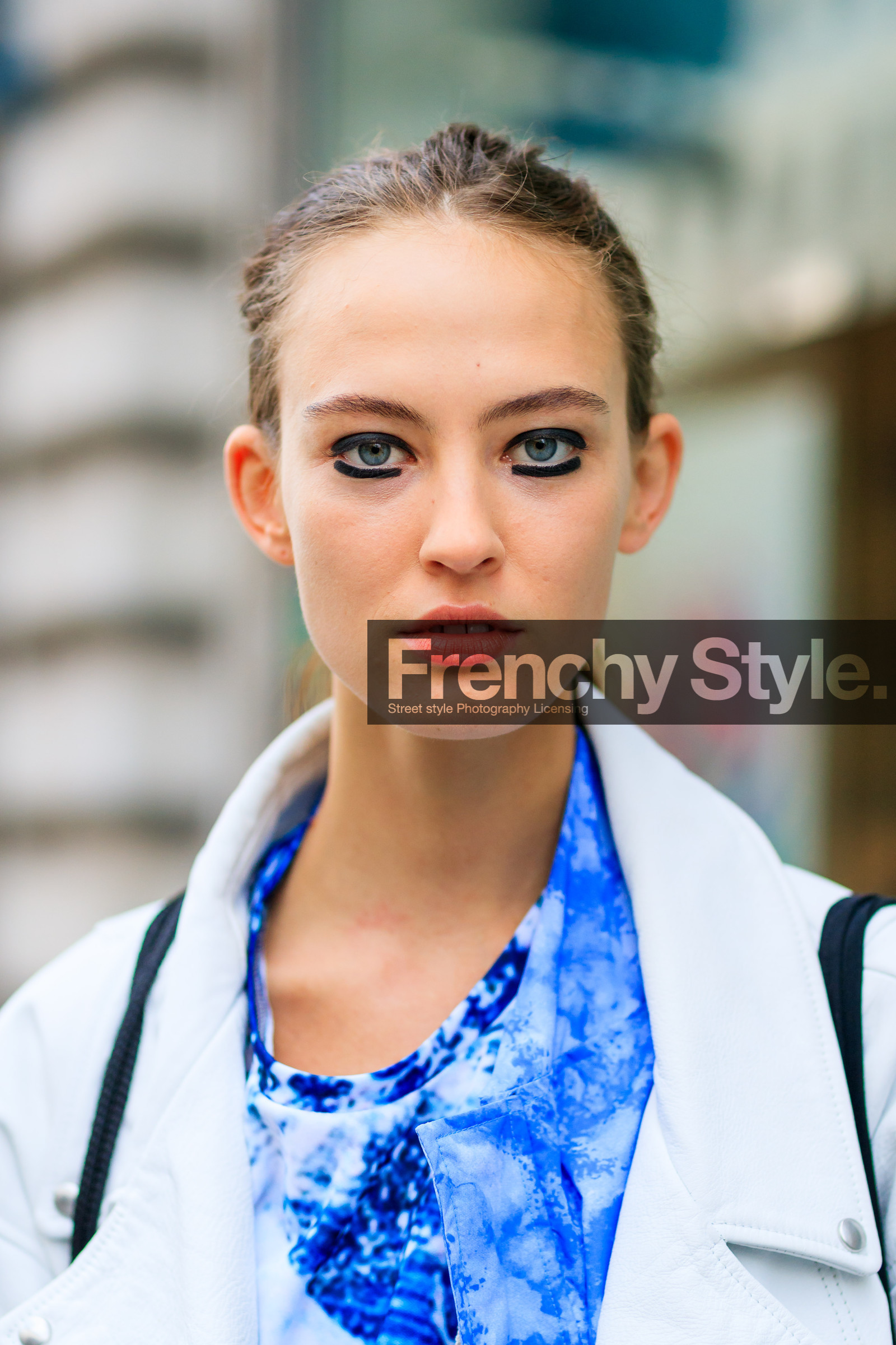 atmosphere details, blue shirt, detail, eyeliner, fashion week, frenchystyle, FW, jonathan paciullo, leather jacket, LFW, LONDON, model, portrait, printed shirt, pulled back hair, SPRING SUMMER 2018, SS 18, street style, tie & die, vertical, white jacket