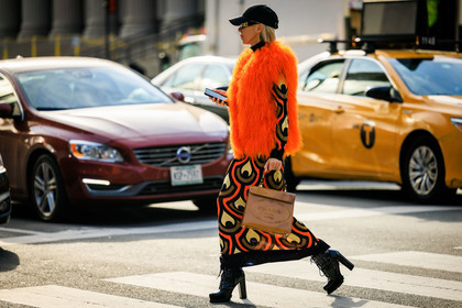 furry orange scarf, paco rabbae printed dress, new york black cap, prada orange handbag, silve high heel boots, fashion week, frenchystyle, FW, jonathan paciullo, street style, NYFW, NEW YORK, AUTUMN WINTER 2022-2023, FALL WINTER 2022_2023, FW 22-23, atmosphere details, horizontal, full length
