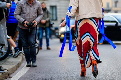 atmosphere details, AUTUMN WINTER 2017-2018, AW 17-18, back detail, beige sweater, detail, FALL WINTER 2017-2018, fashion week, frenchystyle, FW, FW 17-18, geometric, graphic skirt, high heels, horizontal, jonathan paciullo, leather shoes, MFW, MILAN, orange shoes, printed skirt, red skirt, street style, stripes, turquoise