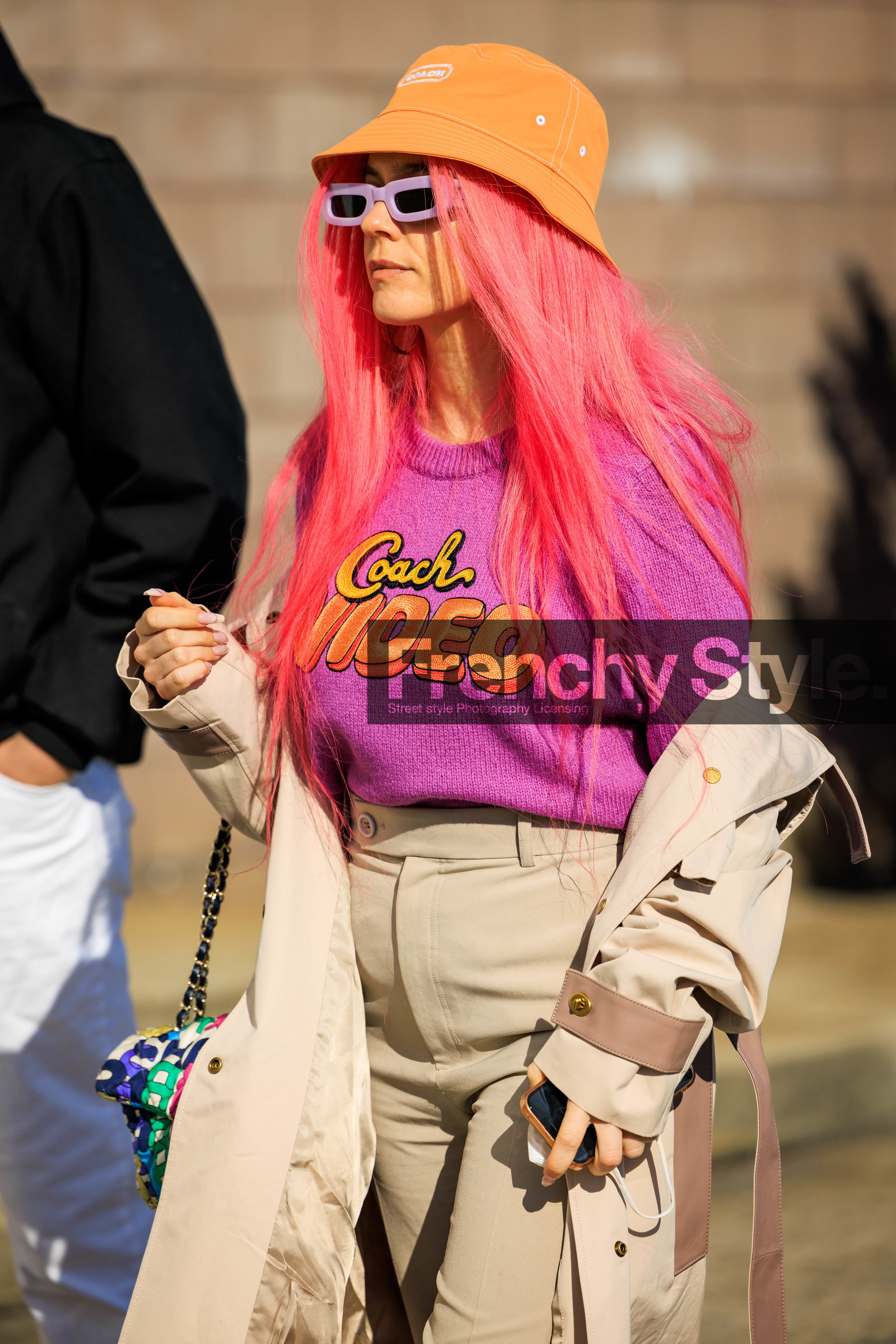 paco rabbane printed top, prink tshirt, orange bucket hat, purple sunglasses, bublegum girl style, beige pants, high waist pants, groovy sunglasses, pink hair, beige trench, Other Keywords|paco rabbane printed top, Other Keywords|beige pants, Other Keywords|high waist pants, Other Keywords|groovy sunglasses, Other Keywords|beig trench, fashion week, frenchystyle, FW, jonathan paciullo, street style, NYFW, NEW YORK, AUTUMN WINTER 2022-2023, FALL WINTER 2022_2023, FW 22-23, vertical, atmosphere details