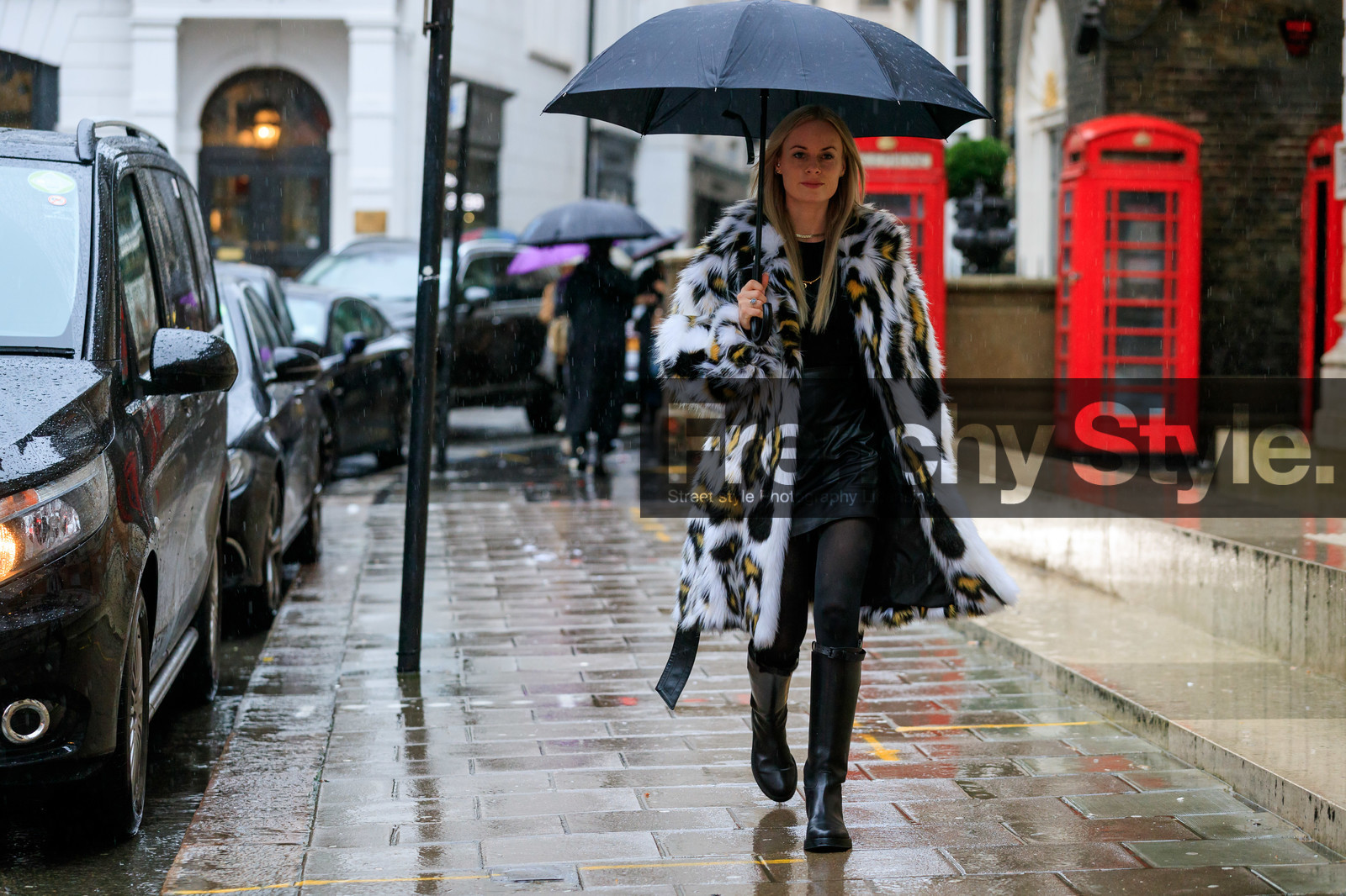 thora valdimars, white coat, leopard printed coat, fur coat, red leather bag, plaited leather bag, plaited bag, bottega veneta bag, hand bag, black leather boots, high boots, flat boots, black leather skirt, black tights, fashion week, frenchystyle, FW, jonathan paciullo, street style, LFW, LONDON, AUTUMN WINTER 2020-2021, FALL WINTER 2020-2021, FW 20-21, horizontal, atmosphere details, full length