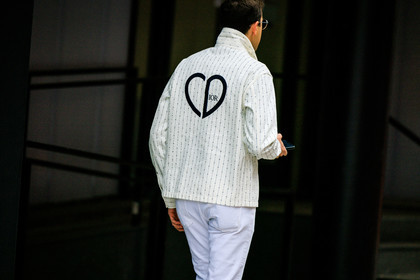 dior heart printed mens white jacket, white pants, details, fashion week, frenchystyle, FW, jonathan paciullo, street style, NYFW, NEW YORK, AUTUMN WINTER 2022-2023, FALL WINTER 2022_2023, FW 22-23, atmosphere details, horizontal