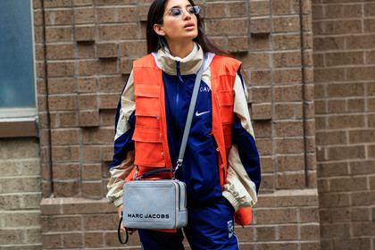 blue jacket, blue pants, graphic bag, graphic jacket, leather bag, marc jacobs, nike, orange jacket, printed bag, printed jacket, sleeveless, sportswear, streetwear, sunglasses, sweatpants, trousers, white bag, street style, jonathan paciullo, frenchystyle, NYFW, NEW YORK, AUTUMN WINTER 2019-2020, AW 19-20, FALL WINTER 2019-2020, FW 19-20, fashion week, FW, atmosphere details, horizontal, detail