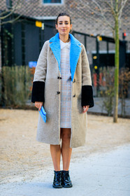 AUTUMN WINTER 2017-2018, AW 17-18, beige coat, beige dress, beige fur, black boots, black shoes, blue bag, checked bag, FALL WINTER 2017-2018, fashion week, frenchystyle, full length, Fur coat, FW, FW 17-18, gingham, jonathan paciullo, leather shoes, LFW, LONDON, printed bag, shearling, street style, turquoise, vertical