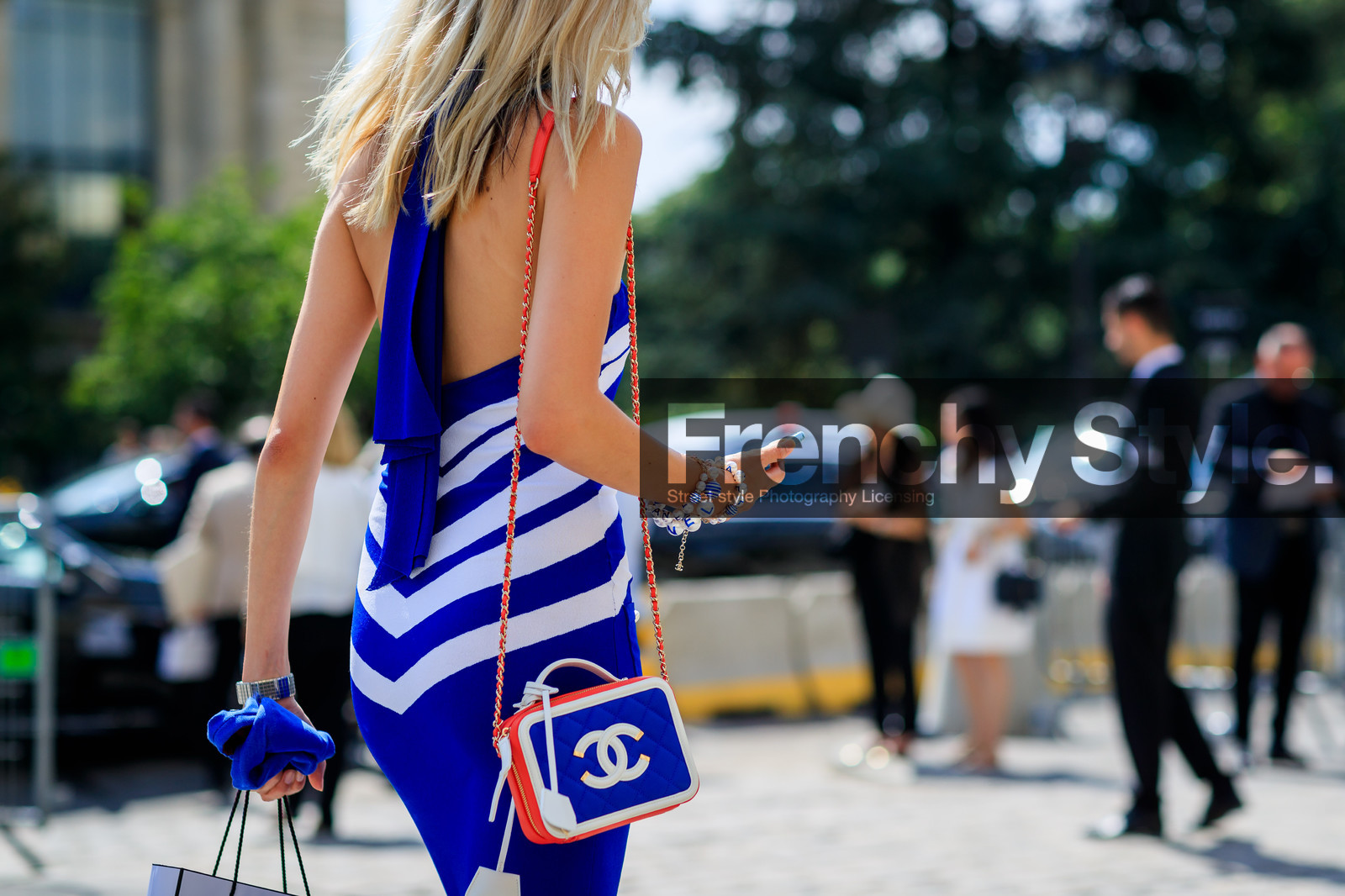blue bag, blue dress, chanel, graphic bag, graphic dress, leather bag, printed bag, printed dress, striped dress, fashion week, frenchystyle, FW, jonathan paciullo, street style, PFW, PARIS, horizontal, atmosphere details, detail, model, AUTUMN WINTER 2018-2019, FALL WINTER 2018-2019, FW 18-19, soo joo park