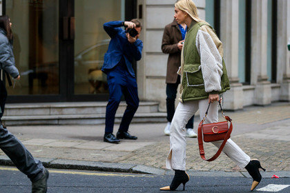 beige pants, black shoes, chloé, céline, green jacket, high heels, leather bag, leather shoes, red bag, trousers, street style, jonathan paciullo, FW, frenchystyle, fashion week, LFW, LONDON, AUTUMN WINTER 2019-2020, AW 19-20, FW 19-20, FALL WINTER 2019-2020, horizontal, atmosphere details, detail