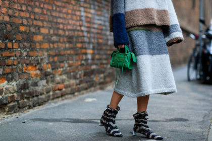 atmosphere details, AUTUMN WINTER 2017-2018, AW 17-18, balenciaga, beige skirt, beige sweater, detail, FALL WINTER 2017-2018, fashion week, frenchystyle, FW, FW 17-18, graphic shoes, graphic skirt, green bag, grey skirt, grey sweater, horizontal, jonathan paciullo, leather bag, leather shoes, MFW, MILAN, printed shoes, printed skirt, printed sweater, street style, striped sweater, white skirt, white sweater, wool skirt, wool sweater