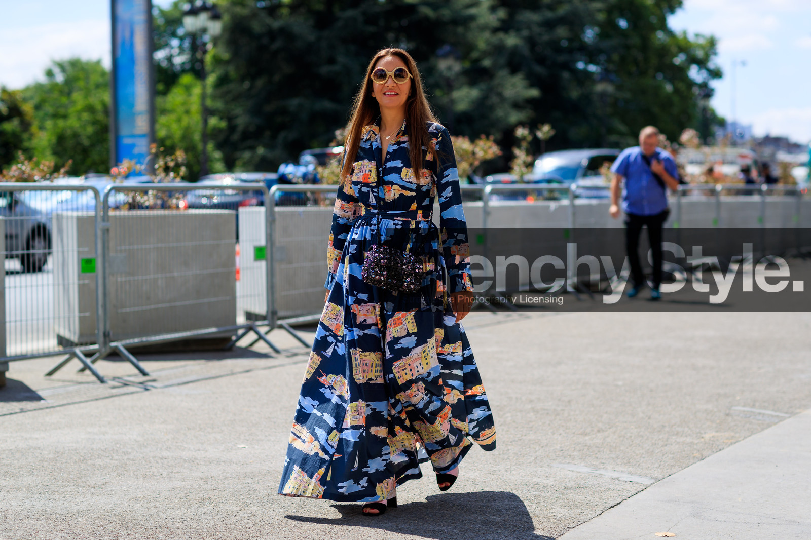 black bag, blue dress, chanel, embroidered bag, graphic bag, graphic dress, leather bag, printed bag, printed dress, shiny bag, sunglasses, fashion week, frenchystyle, FW, jonathan paciullo, street style, PFW, PARIS, horizontal, atmosphere details, full length, AUTUMN WINTER 2018-2019, FALL WINTER 2018-2019, FW 18-19, celenie laura fleur, laure heriard dubreuil