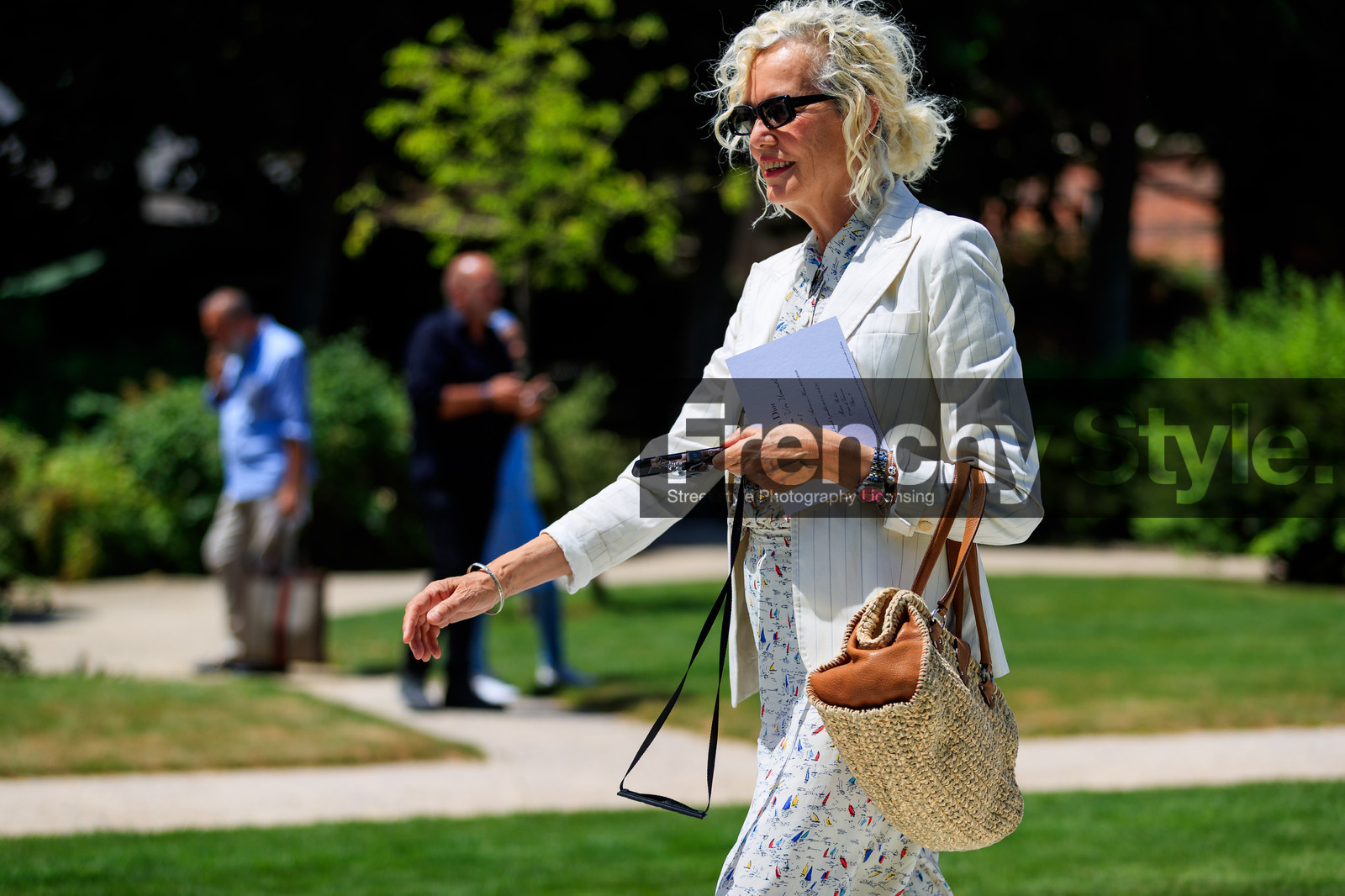 beige bag, blazer, leather bag, striped jacket, sunglasses, white jacket, fashion week, frenchystyle, FW, jonathan paciullo, street style, PFW, PARIS, horizontal, atmosphere details, detail, AUTUMN WINTER 2018-2019, FALL WINTER 2018-2019, FW 18-19, ellen von unwerth