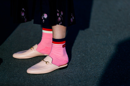 gucci, leather shoes, loafers, pink shoes, pink socks, fashion week, frenchystyle, FW, jonathan paciullo, street style, MFW, MILAN, AUTUMN WINTER 2019-2020, AW 19-20, FALL WINTER 2019-2020, FW 19-20, atmosphere details, detail, horizontal