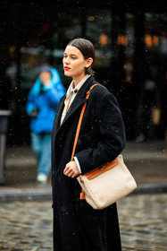 black coat, winter coat, hermes handbag, crossbody bag, hermes crossbody, short hair, red lips, casual chic style, fashion week, frenchystyle, FW, jonathan paciullo, street style, NYFW, NEW YORK, AUTUMN WINTER 2022-2023, FALL WINTER 2022_2023, FW 22-23, vertical, atmosphere details
