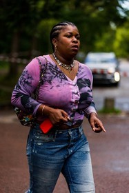 blue denim, blue jean, denim, jean, layering necklace, necklace, pink top, print, top, street style, jonathan paciullo, FW, frenchystyle, fashion week, PFW, PARIS, SPRING SUMMER 2022, SS 22, vertical, atmosphere details