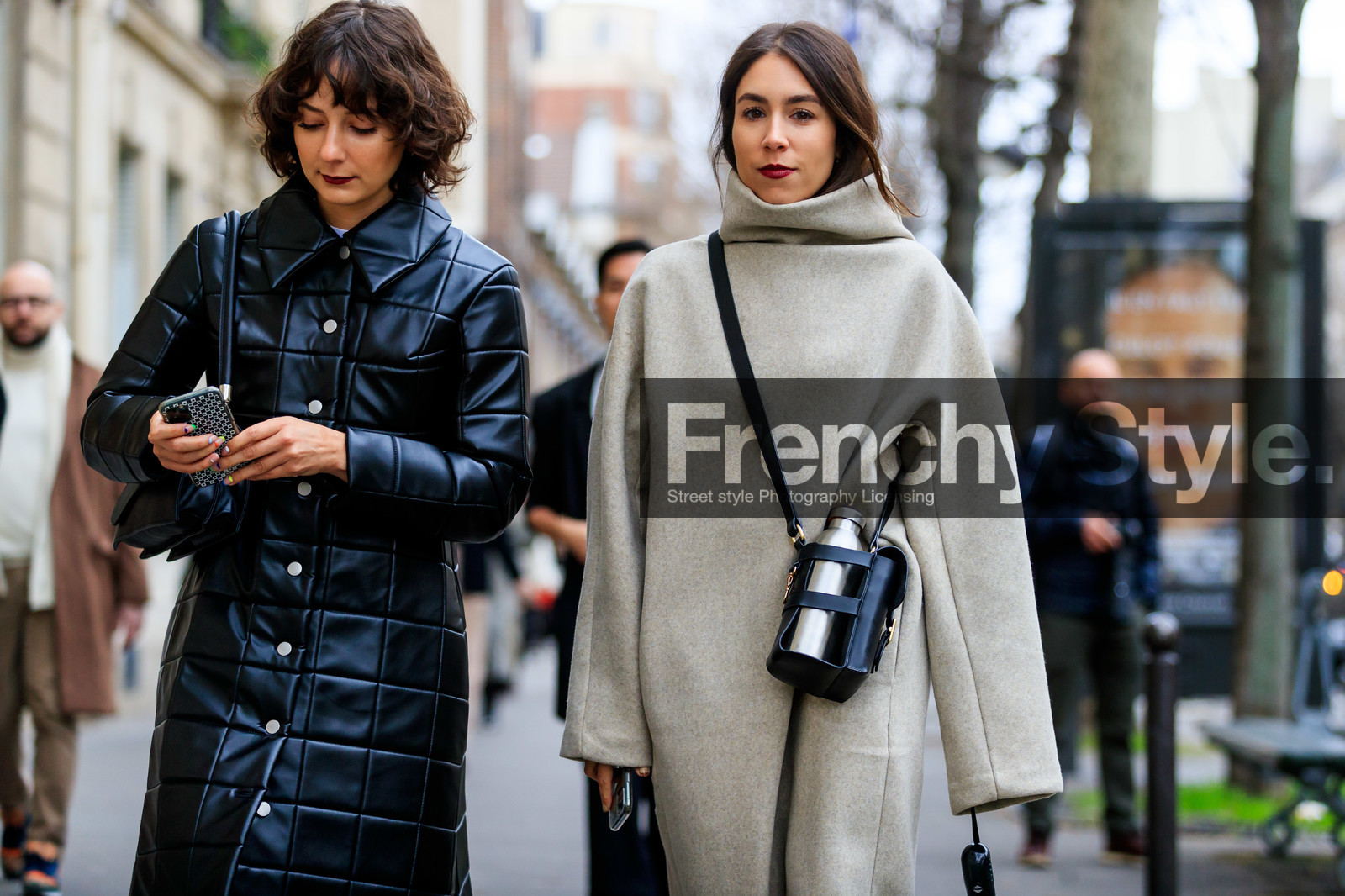 lauren caruso, light beige dress, high collar dress, crossbody bag, black leather bag, metalic bag, bottega veneta bag, long sleeves dress, alyssa coscarelli, black leather coat, black leather bag, quilted coat, fashion week, frenchystyle, FW, jonathan paciullo, street style, PFW, PARIS, horizontal, atmosphere details, detail
